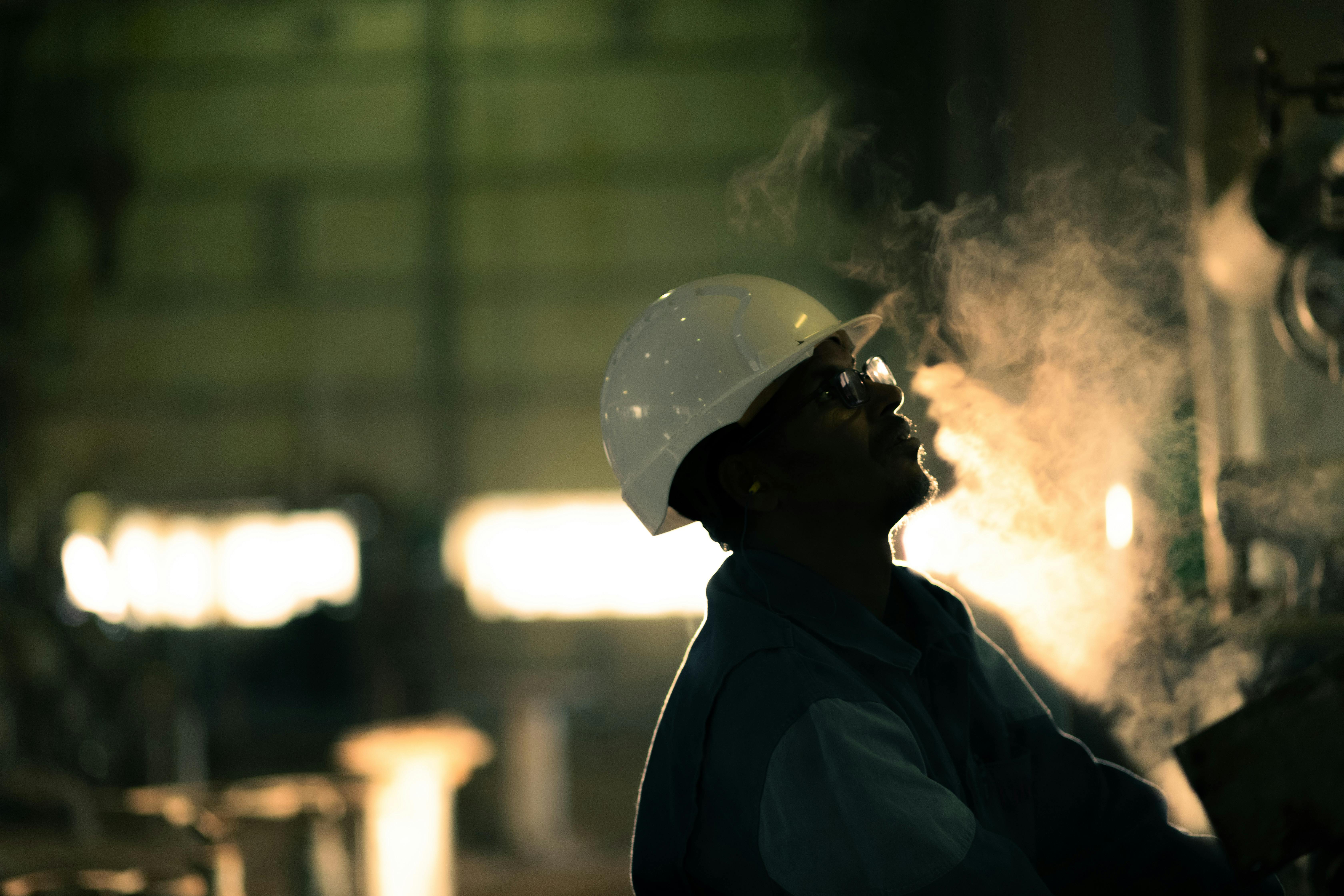 Ingénieur africain en casque sur site industriel — Royal Sales Cameroon